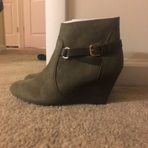 BRAND NEW olive green wedged booties size 7